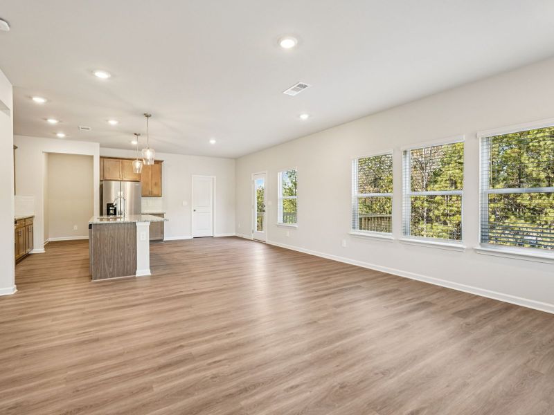 Spacious, unfurnished interior of a new home in Ivey Township, Dallas (Image 12).