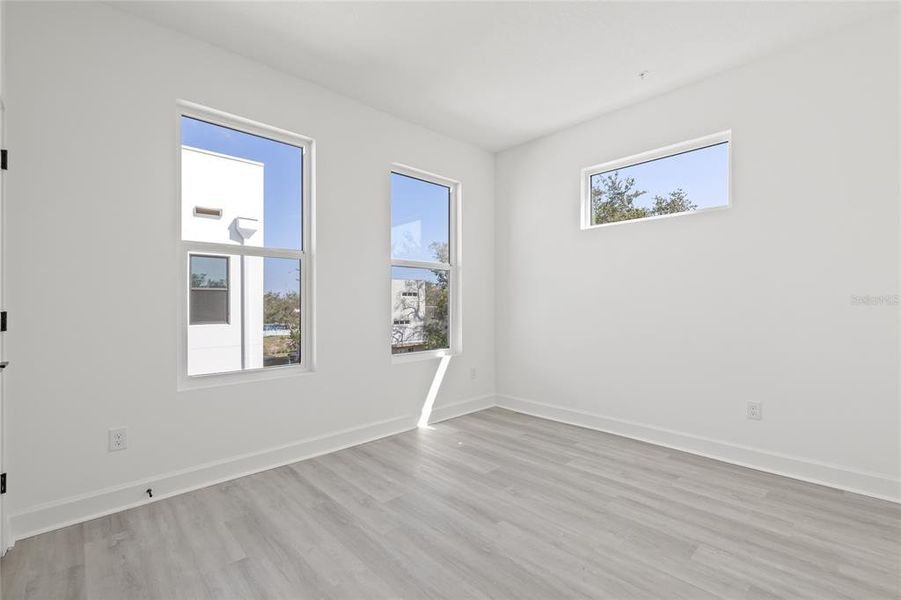 Spacious, unfurnished interior of a new home in , St. Petersburg (Image 34).