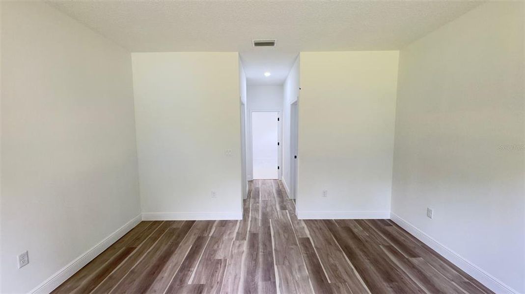 Spacious, unfurnished interior of a new home in , Citrus Springs (Image 12).