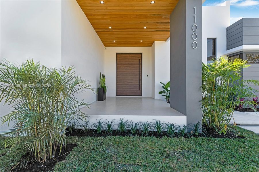 Exterior details and patio area of a home in , Miami (Image 27).
