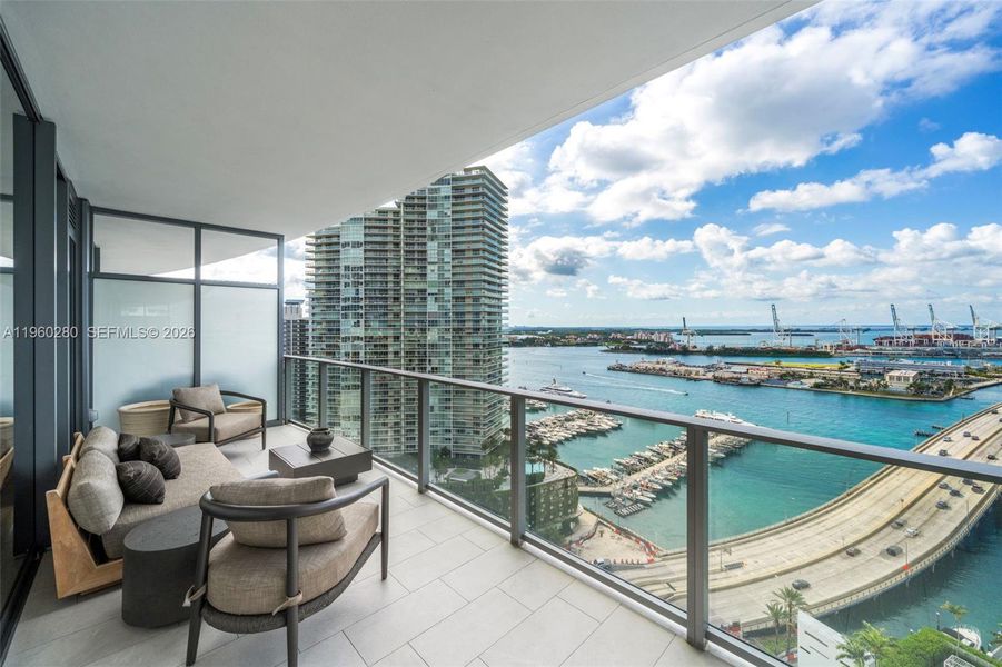 Condo located in Miami Beach, FL showcasing its design and architecture (Image 21).