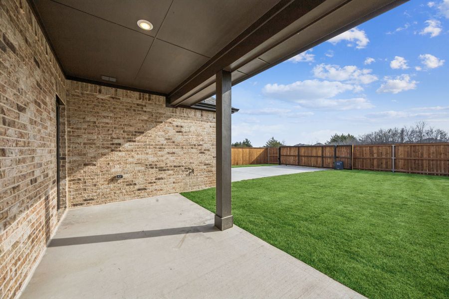 Exterior details and patio area of a home in Dove Hollow, Waxahachie (Image 4).