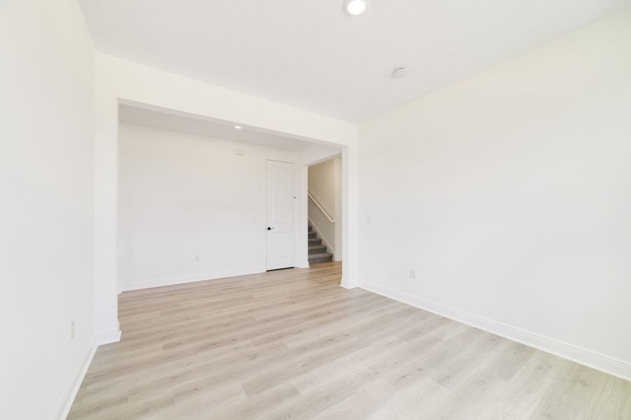 Spacious, unfurnished interior of a new home in Vintner Reserve, Clermont (Image 34).