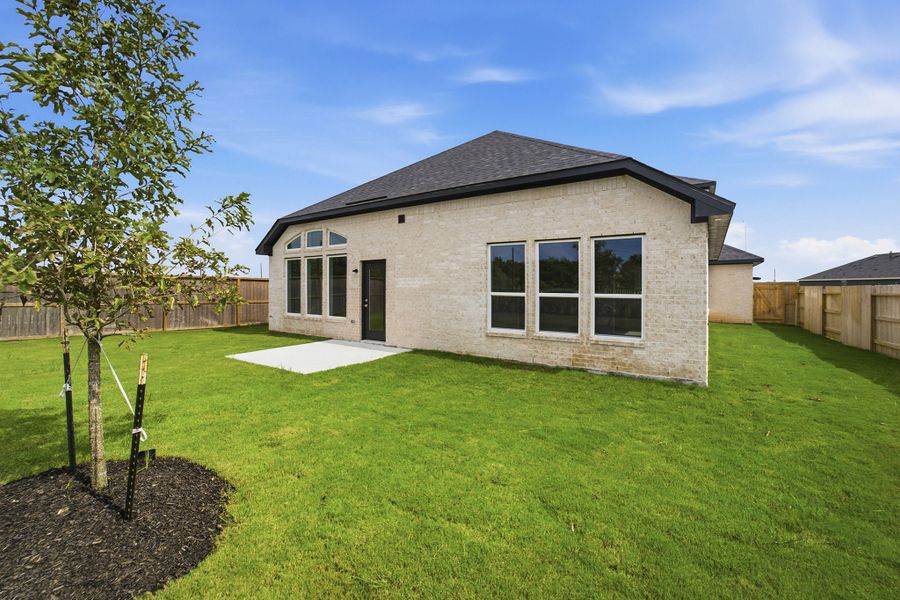 Exterior details and patio area of a home in Ashland, Angleton (Image 30).