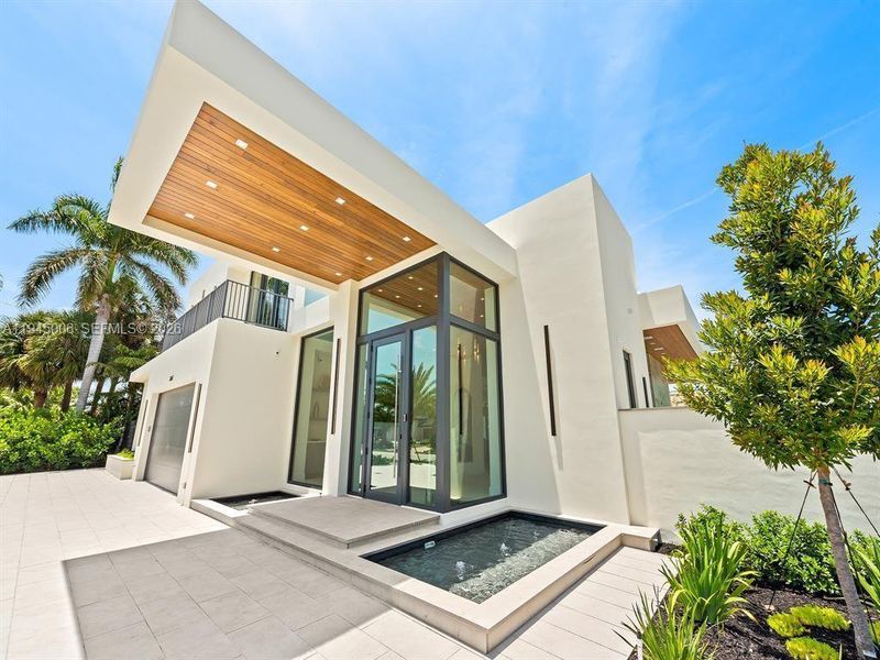 Exterior details and patio area of a home in , Fort Lauderdale (Image 27).