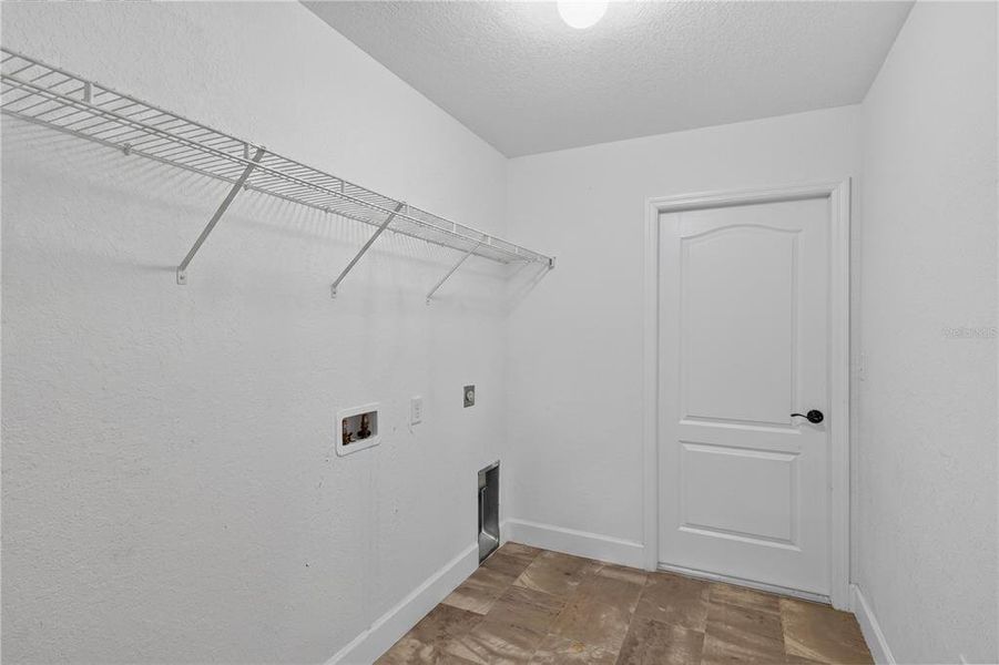 Spacious, unfurnished interior of a new home in , Sebring (Image 37).