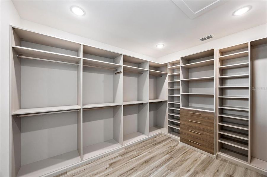 Spacious, unfurnished interior of a new home in , Tampa (Image 33).