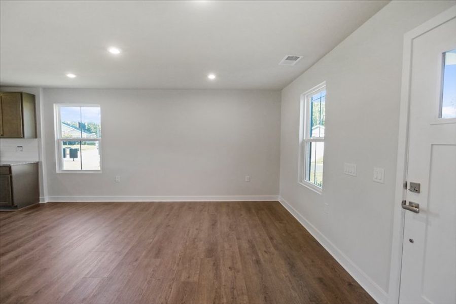 Spacious, unfurnished interior of a new home in Garrison Farms, Seneca (Image 11).