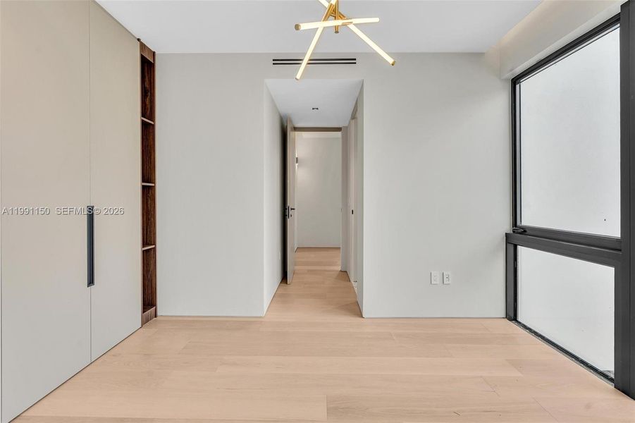 Spacious, unfurnished interior of a new home in , Miami Beach (Image 21).