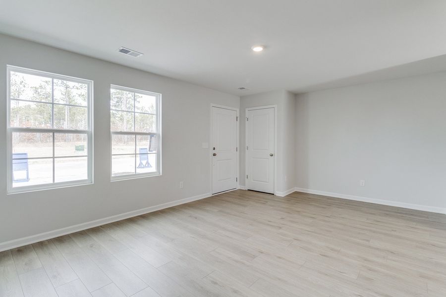 Spacious, unfurnished interior of a new home in Astoria, Columbia (Image 15).