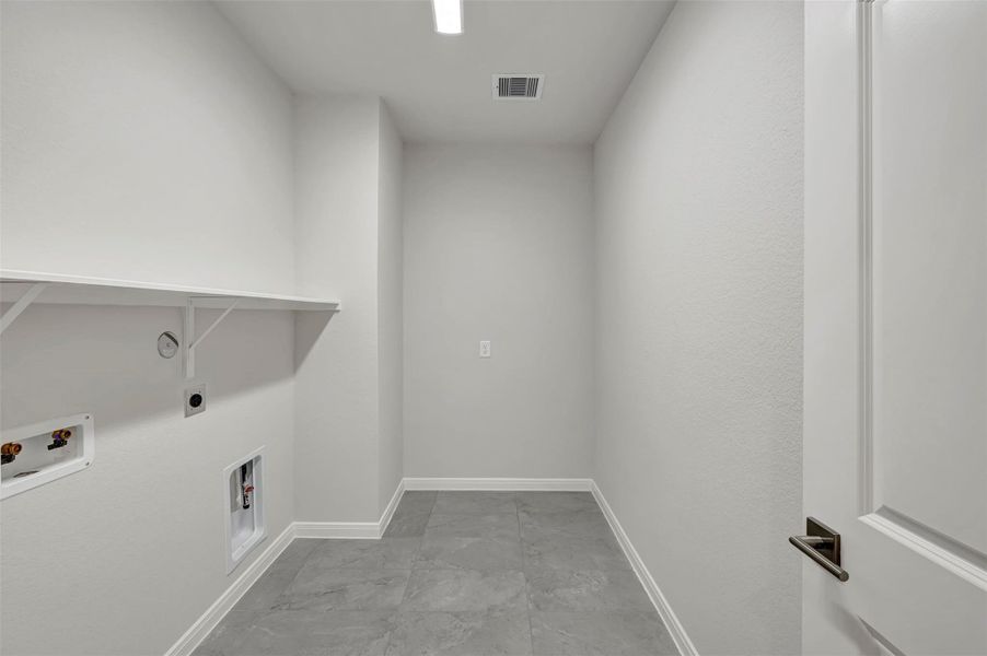 Spacious, unfurnished interior of a new home in The Grand Prairie 50’, Hockley (Image 28).