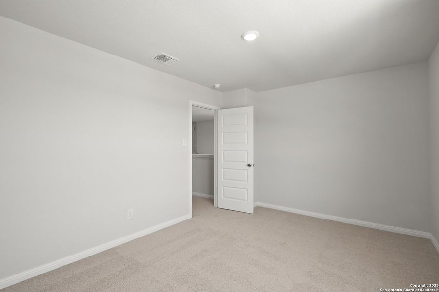 Spacious, unfurnished interior of a new home in Timber Creek, San Antonio (Image 26).