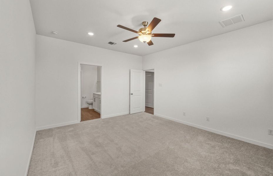 Spacious, unfurnished interior of a new home in Sonterra, Jarrell (Image 31).