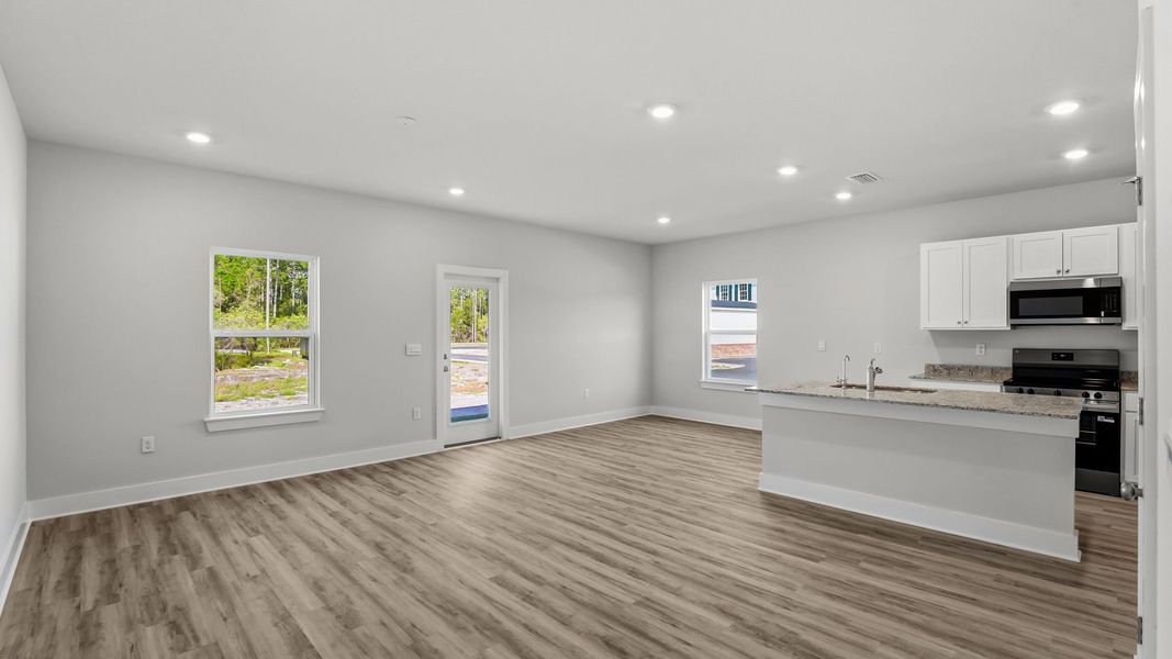 Spacious, unfurnished interior of a new home in Chateau Nemours, Port Saint Joe (Image 20).