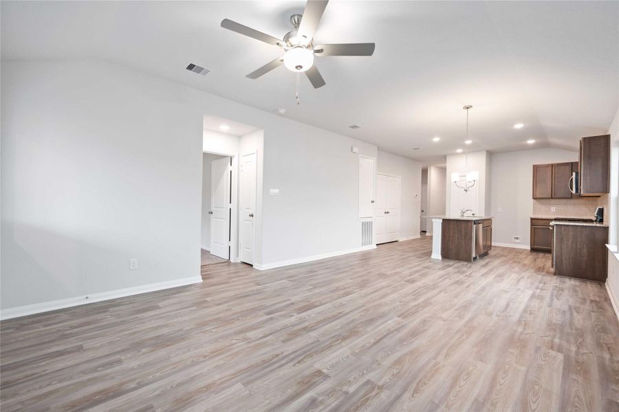 Spacious, unfurnished interior of a new home in Sandrock Station, Houston (Image 13).