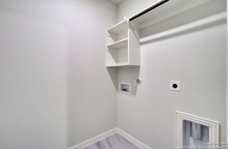 Spacious, unfurnished interior of a new home in Veranda, San Antonio (Image 14).