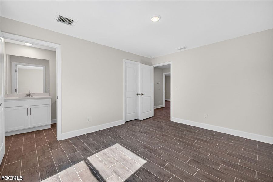 Spacious, unfurnished interior of a new home in Cape Coral, Cape Coral (Image 20).