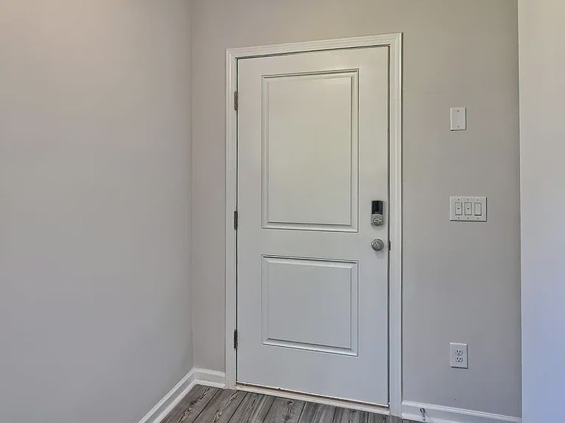 Spacious, unfurnished interior of a new home in Emanuel Creek, West Columbia (Image 8).