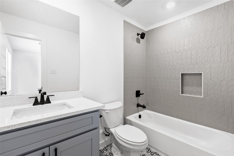 Furnished interior view inside a new home in Kendall Lakes, Alvin (Image 12).