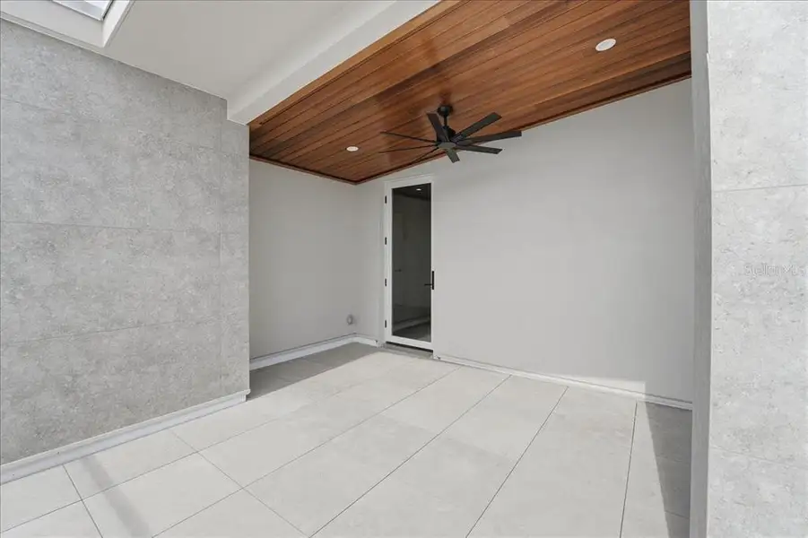 Exterior details and patio area of a home in , Orlando (Image 4).