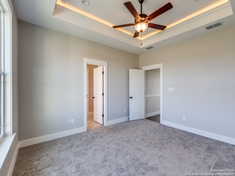 Spacious, unfurnished interior of a new home in Las Palomas Country Club Estates, La Vernia (Image 15).
