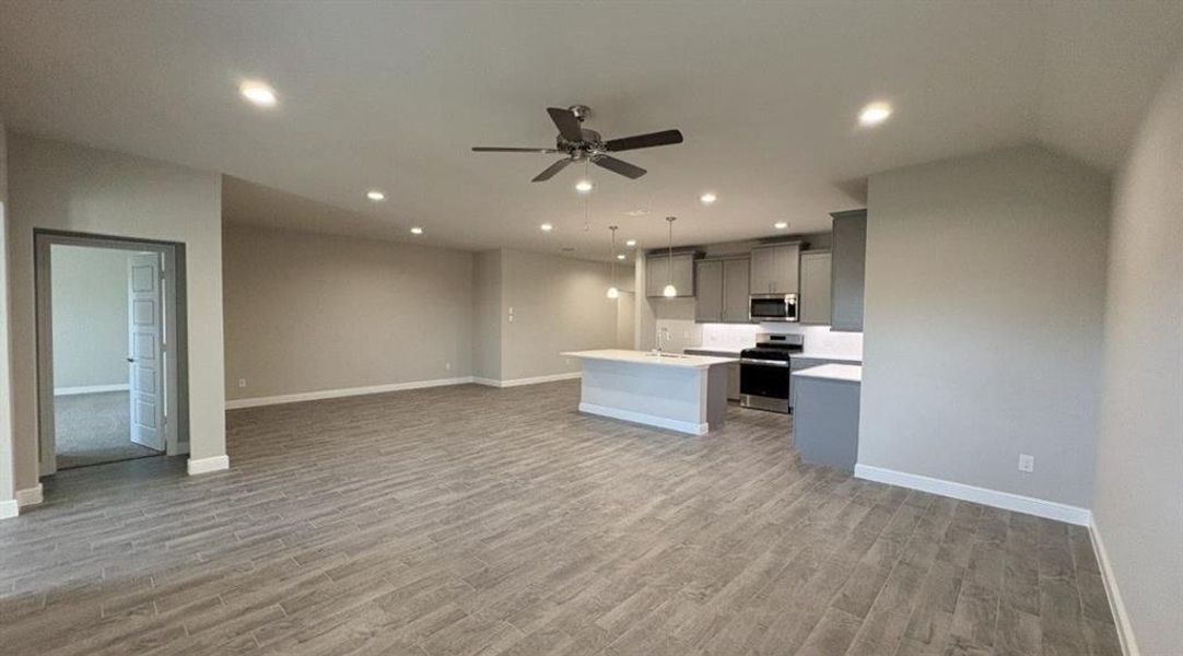 Spacious, unfurnished interior of a new home in Sandstone Estates, Granbury (Image 12).