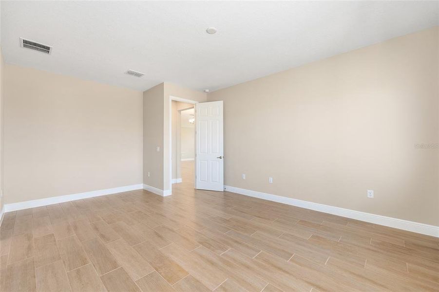 Spacious, unfurnished interior of a new home in , Ocala (Image 33).