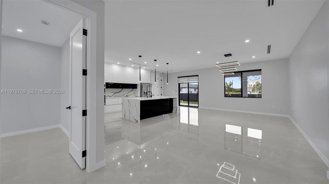 Spacious, unfurnished interior of a new home in , Cape Coral (Image 20).