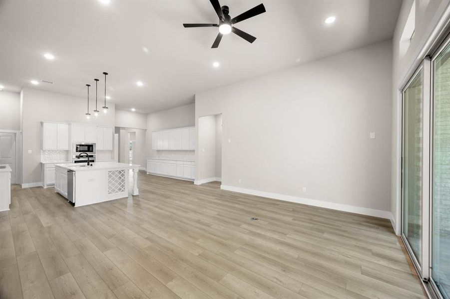 Spacious, unfurnished interior of a new home in Bear Creek, Cedar Hill (Image 33).