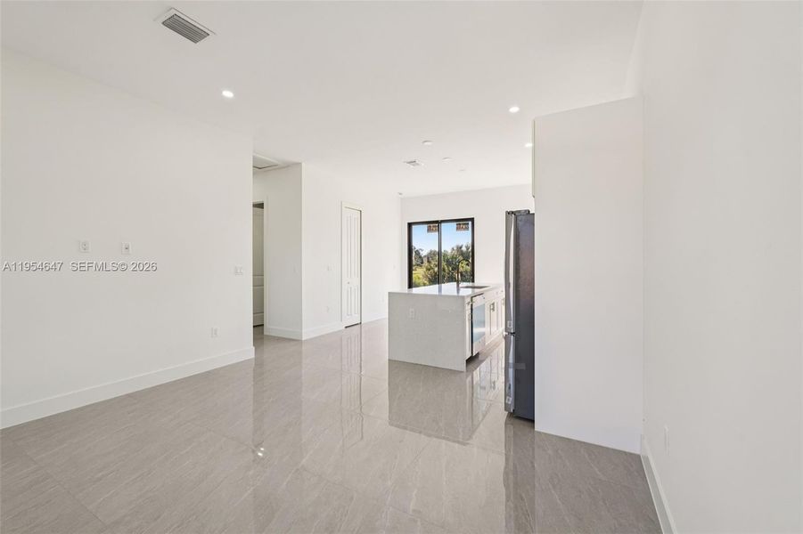 Spacious, unfurnished interior of a new home in , Lehigh Acres (Image 13).