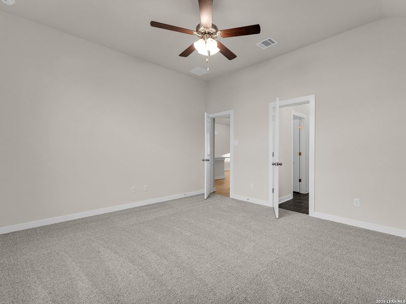 Spacious, unfurnished interior of a new home in Veranda, San Antonio (Image 13).