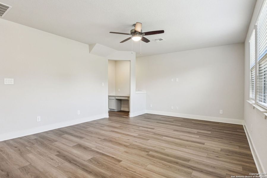 Spacious, unfurnished interior of a new home in Thomas Pond, San Antonio (Image 18).