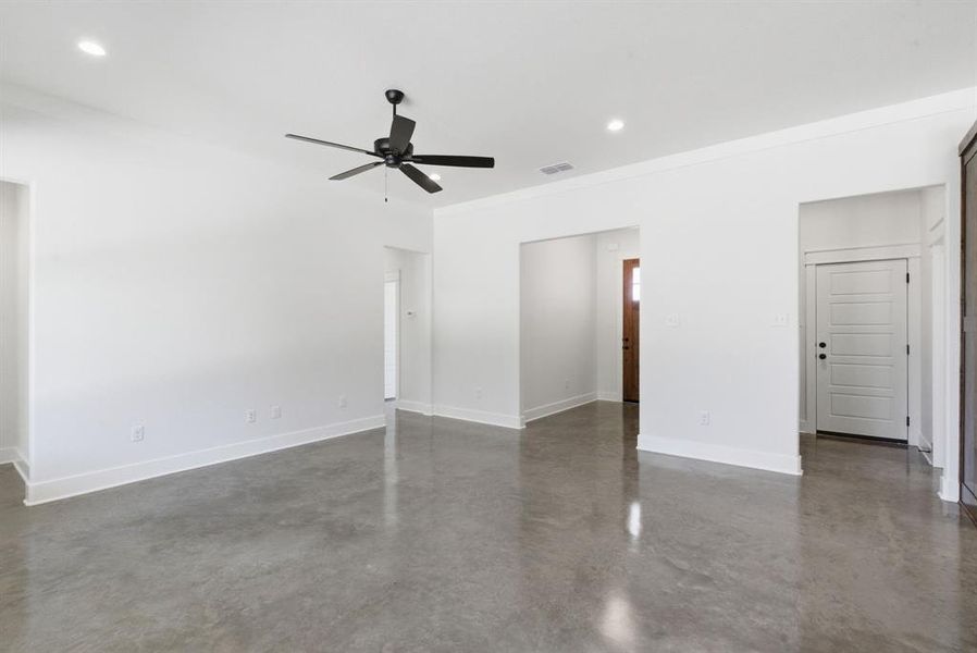 Spacious, unfurnished interior of a new home in , Weatherford (Image 18).
