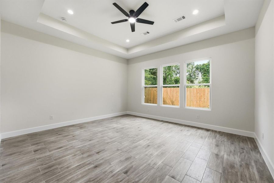 Spacious, unfurnished interior of a new home in , Roman Forest (Image 19).
