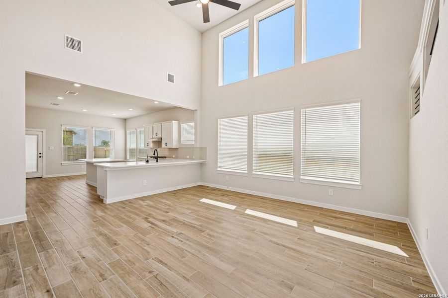 Spacious, unfurnished interior of a new home in Meyer Ranch 45's, New Braunfels (Image 15).