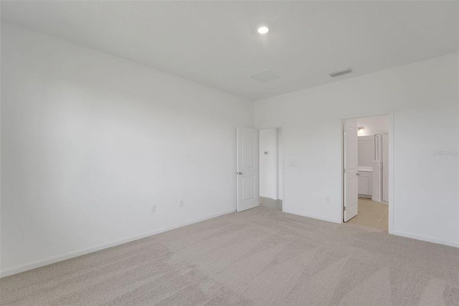 Spacious, unfurnished interior of a new home in Willowbrook North, Winter Haven (Image 16).