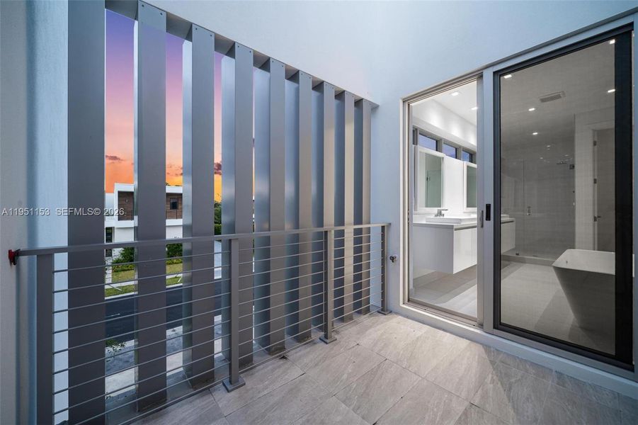 Condo located in Weston, FL showcasing its design and architecture (Image 5).