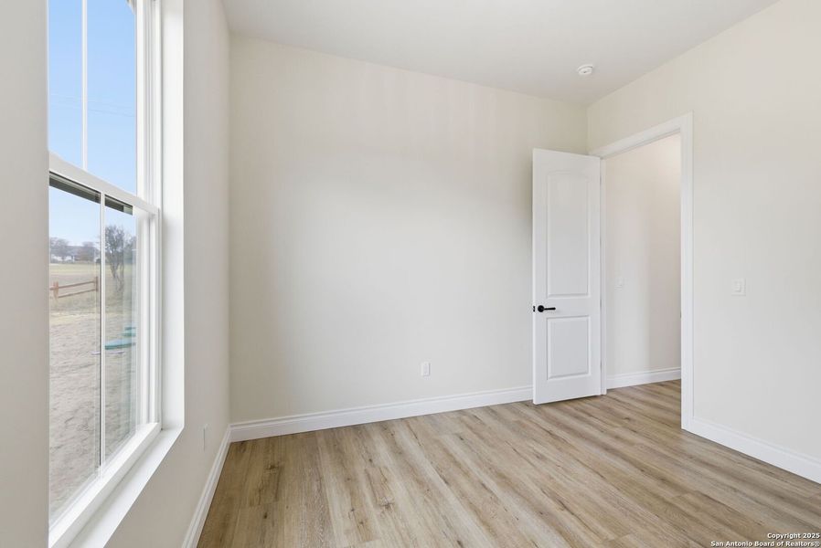 Spacious, unfurnished interior of a new home in , Bandera (Image 35).