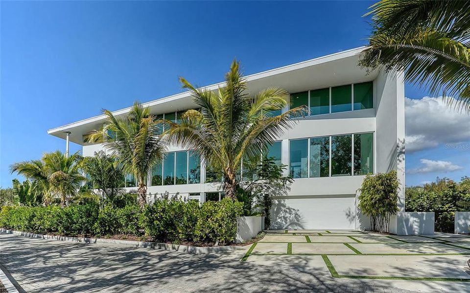 Condo located in Sarasota, FL showcasing its design and architecture (Image 32).