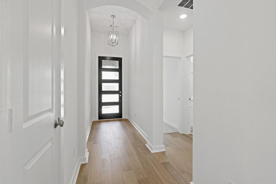 Spacious, unfurnished interior of a new home in Sunterra, Katy (Image 15).