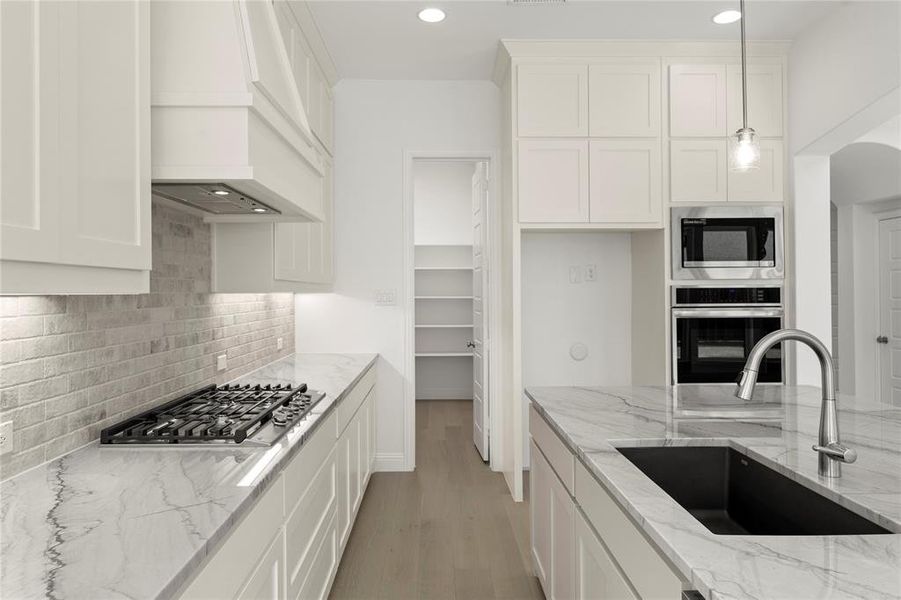 011. 1805 Gem - Kitchen (3)