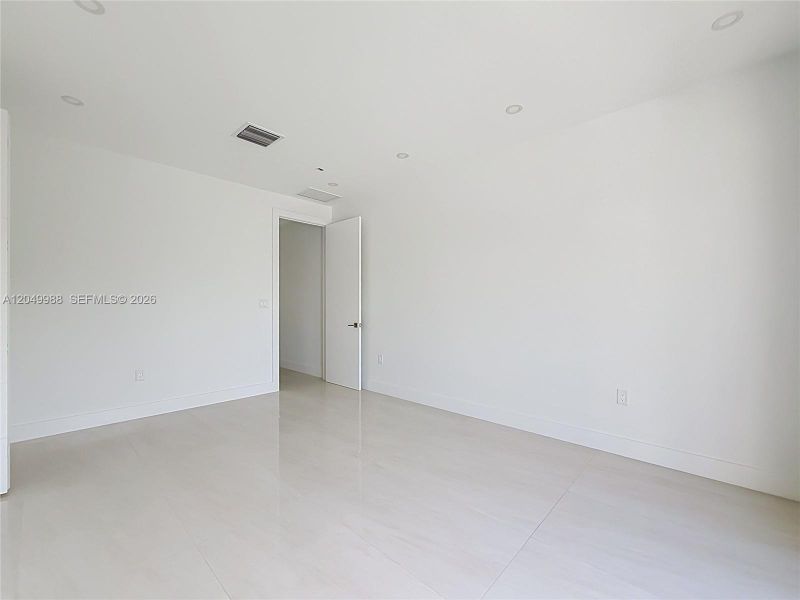 Spacious, unfurnished interior of a new home in , Miami (Image 27).