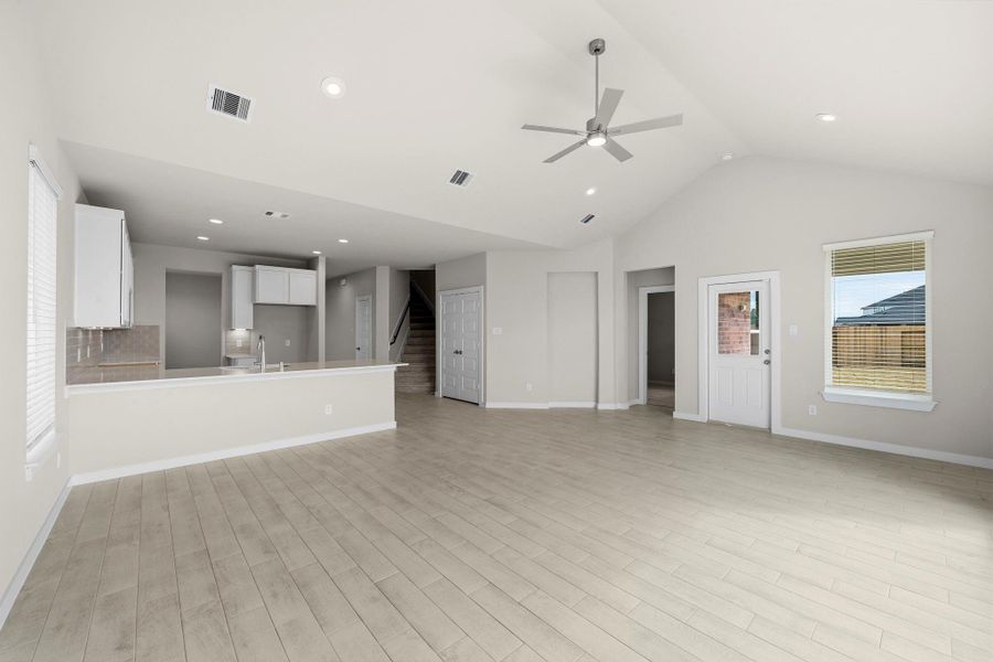 Spacious, unfurnished interior of a new home in Sunterra Lakes, Fulshear (Image 30). Spacious, unfurnished interior of a new home in Sunterra Lakes, Fulshear (Image 30).