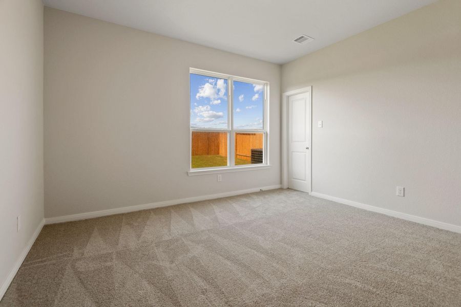 Spacious, unfurnished interior of a new home in Sweetwater Ridge, Conroe (Image 21).