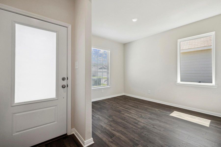 Spacious, unfurnished interior of a new home in Pinewood Trails, Cleveland (Image 14).