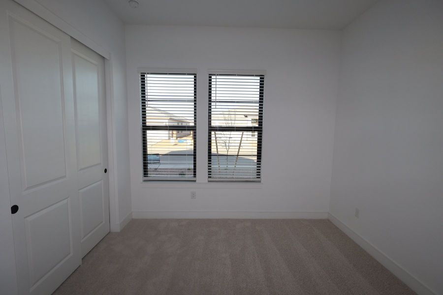 Spacious, unfurnished interior of a new home in Edgewood, San Tan Valley (Image 24).