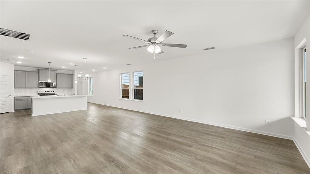 13. 1716 Edgeway - Family (2)