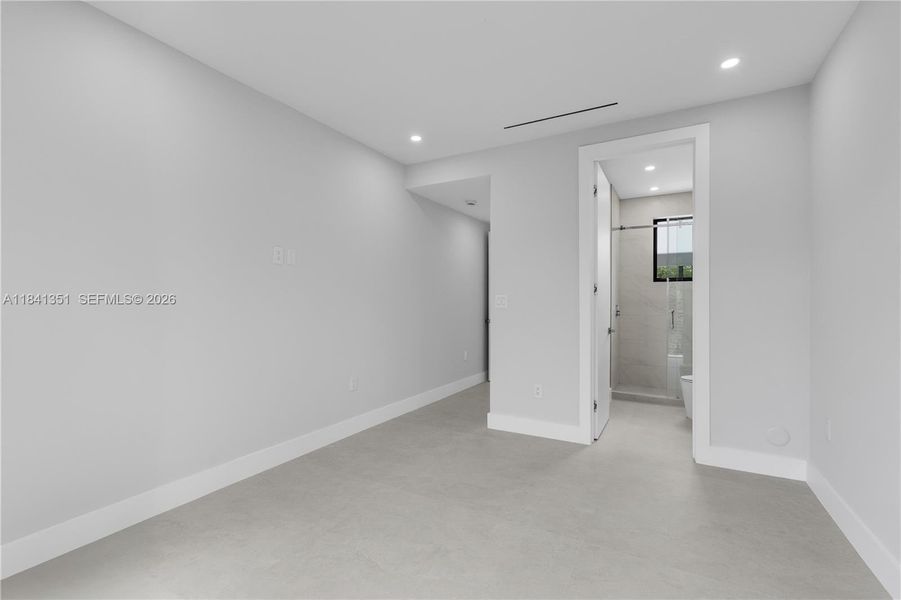 Spacious, unfurnished interior of a new home in , Key Biscayne (Image 75).