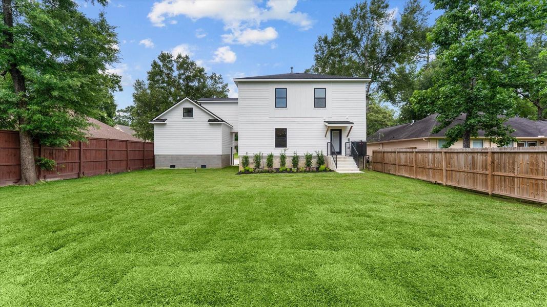 Exterior details and patio area of a home in , Conroe (Image 4).