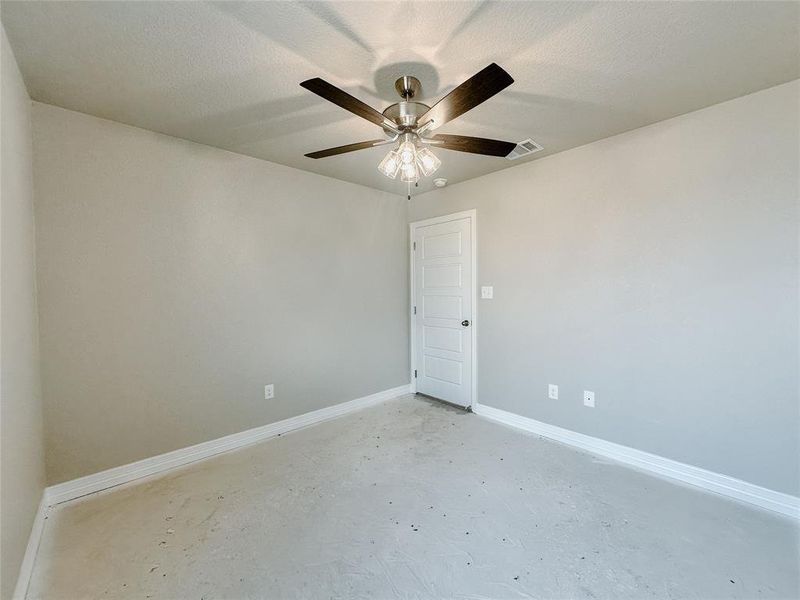 Spacious, unfurnished interior of a new home in , Hewitt (Image 17).